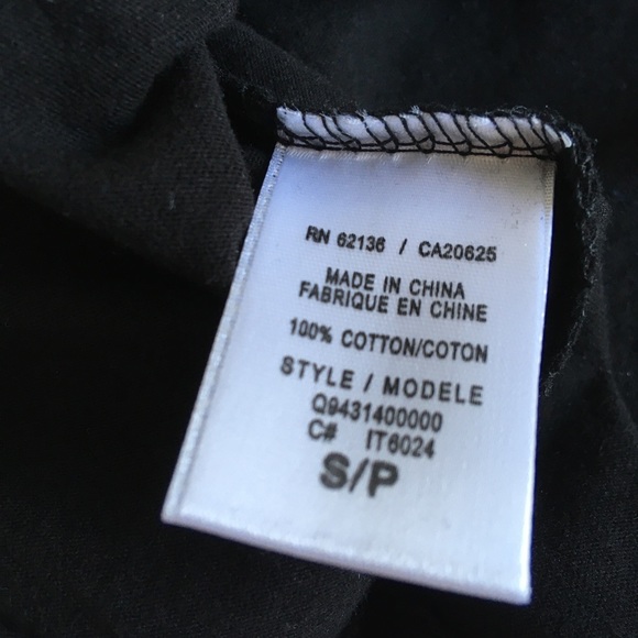 3 for 20$ 🆕 GUESS v-neck t-shirt - Picture 5 of 5